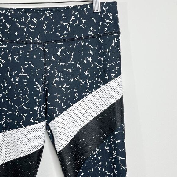 Under Armour Women's Mirror Marble Stripe Leggings M Black & White Perforated - Picture 3 of 5